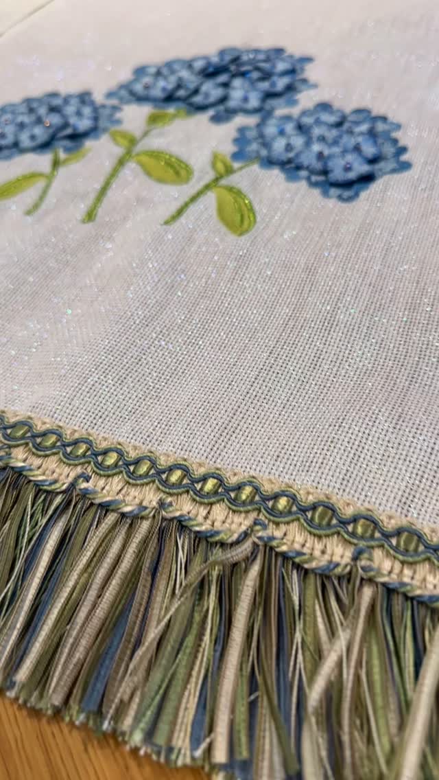 Baysal Home Mavi Ortanca Runner: Mavi ortanca nakışı ve saçak bordürüyle hazırlanmış ölçülü runner çalışması.